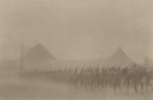 Infantaria australiana marchando durante uma tempestade de areia, que é conhecida no Egito como um Khamseen, 1915 de Australian Photographer