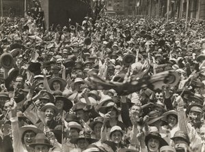 Multidão em Martin Place, Sydney, celebrando a notícia da assinatura do armistício, 11 de novembro de 1918 de Australian Photographer