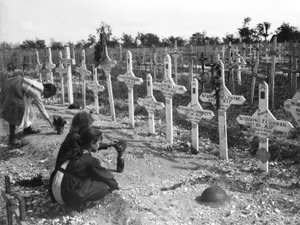 Crianças francesas cuidando de sepulturas em Adelaide Cemetery de australianos mortos em batalha no front ocidental, Villers-Bretonneux, França 26 de agosto de 1919 de Australian Photographer