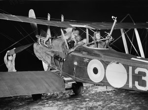 O Tenente Stanley George Brearley, piloto, e o Tenente Robert Harold Taylor, observador, do Esquadrão No. 69 (Australiano), Royal Flying Corps (RFC), partindo para uma operação noturna de de Australian Photographer