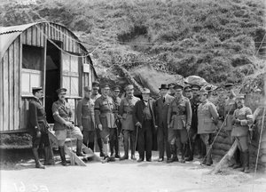 M. Georges Benjamin Clemenceau, o primeiro-ministro francês, visitando a 4ª Divisão, uma visita única à frente australiana, em 7 de julho de 1918 de Australian Photographer