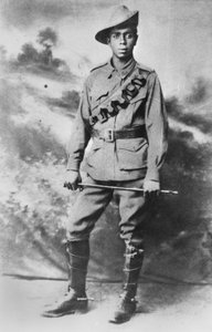 Retrato de um soldado aborígine, 234 soldado (Walter) Walter Christopher (Chris) George Saunders, c.1916 de Australian Photographer