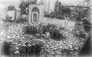 Multidão de marinheiros em torno do primeiro-ministro australiano, o Hon William Morris (Billy) Hughes, enquanto se dirige a eles no convés da HMAS Austrália, no estaleiro de Devon, Inglaterra, em 21 de maio de 1916 de Australian Photographer