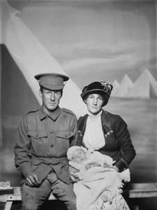 Retrato de estúdio de 1159 Privado (Pte) George Beamish Swanton, 24º Batalhão Australiano, de Werribee, Victoria, com sua esposa Nellie e jovem bebê, Joan Helen, c. Maio de 1915 de Australian Photographer