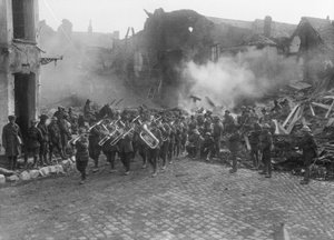 A Banda da 5ª Brigada de Infantaria Australiana, liderada pelo Capitão Sargento A Peagam do 19º Batalhão, passando pela Grande Praça (Praça da Cidade) de Bapaume, tocando o Victoria March, Bapau de Australian Photographer