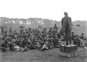 O Honorável William Morris (Billy) Hughes, de pé sobre uma plataforma composta de quatro caixas de munição, dirigindo-se a uma reunião da 5a. Ambulância Australiana, perto de La Motte, cerca de um quilo. de Australian Photographer