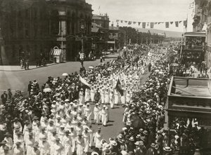 Mulheres, segurando, um, dia paz, março, ao longo, rei, william, rua, adelaide, austrália sul, novembro, 1918 de Australian Photographer