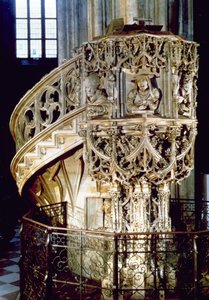 Pilgrams Púlpito, decorado com bustos dos Quatro Padres da Igreja, teólogos representando os quatro temperamentos fisionômicos, o próprio escultor olha de uma janela abaixo, por Anton Pilgr