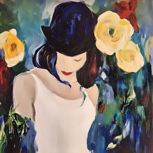 Mulher com chapéu e rosas