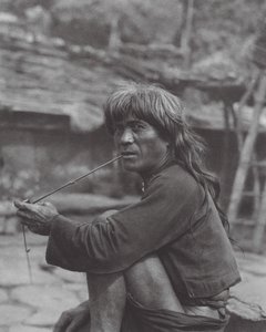 Japão: Chefe da tribo Paiwan em Raisha (fotografia a preto e branco)