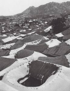 Japão: Kai-syong, Vista de uma pequena cidade coreana no inverno (fotografia a preto e branco)