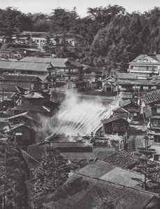 Japão: Kusatsu, nascentes de enxofre (fotografia a preto e branco)