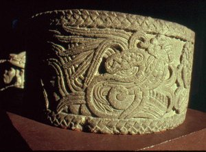 Urna com serpente emplumada de Aztec