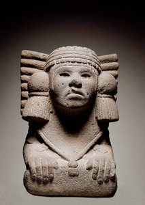 A civilização asteca: Estátua de pedra representando a divindade da água asteca Chalchiuhtlicue (ou Chalchiuhtlic), é representada como uma mulher de joelhos usando o xisto tradicional. Cerca de 500. Do México. Escultura de pedra. De Madrid. Museu da Améri