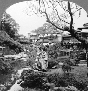 Empregadas japonesas em um jardim, 1904.