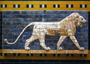 Um leão, detalhe de ladrilhos de tijolo vidrado retratando animais mitológicos que adornaram o Caminho Processional para o Portão de Ishtar na Babilónia durante o reinado de Nabucodonosor II (604-562 AC). Civilização babilônica, séculos VII -6 a.C.