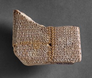 Tabuinha astronômica de Kish, registrando a ascensão e as configurações de Vênus dos primeiros 6 anos do reinado do rei da Babilônia, do século VII (argila esculpida)