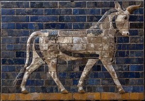 Touro sagrado - Relevos de tijolo de esmalte da Porta de Ishtar - Babilónia - 604-562 a.C. - Nabuchadnezzor período Museu Arqueológico de Istambul - Um touro, detalhe de telhas de tijolo vidrado retratando animais mitológicos que adornaram o Caminho Proces