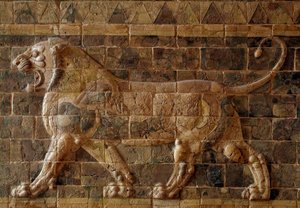A Via Processional da Babilônia erigida sob o domínio de Nabucodonosor II (605-562 AC): detalhe da Porta de Ishtar representando um leão de tijolos em mosaico. Babilônia, Iraque. Paris. Museu do Louvre