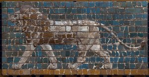 A Via Processional da Babilônia erigida sob o domínio de Nabucodonosor II (605-562 AC): detalhe da Porta de Ishtar representando um leão mosaico de tijolos. Babilônia - Museu Arqueológico de Istambul de Babylonian