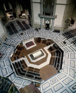 Vista do coro de mármore octogonal feito por Baccio Bandinelli (1488-1560) (Bartolommeo Brandini), dentro da Catedral de Florença (Duomo Santa Maria del Fiore). 1555, Florença, Itália
