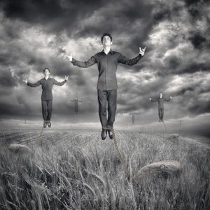 Homens Levitando - Céu Tempestuoso