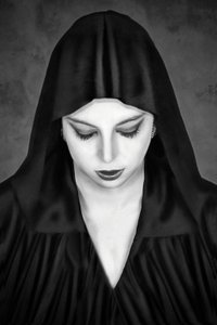 Mulher misteriosa com capuz