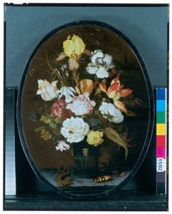Natureza-morta com flores num vaso de vidro sobre um parapeito, com um lagarto e escaravelhos de Balthasar van der Ast