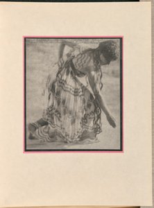 [Dançarina feminina como uma ninfa, fazendo uma vénia].
