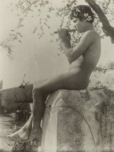 [Rapaz tocando flauta] de Baron Wilhelm von Gloeden