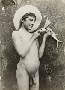 [Rapaz com peixe]. de Baron Wilhelm von Gloeden