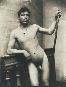 [Homem nu com cajado e colar de crucifixo]. de Baron Wilhelm von Gloeden