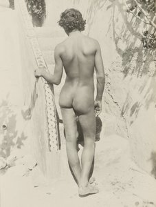 [Jovem nu na escadaria]. de Baron Wilhelm von Gloeden
