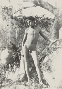 [Jovem nu no jardim]. de Baron Wilhelm von Gloeden