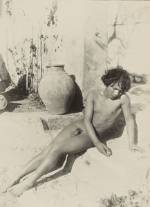 [Jovem nu reclinado num degrau]. de Baron Wilhelm von Gloeden