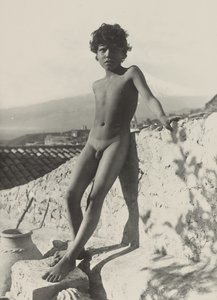 [Jovem nu de pé]. de Baron Wilhelm von Gloeden