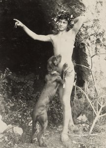[Jovem nu com cão]. de Baron Wilhelm von Gloeden