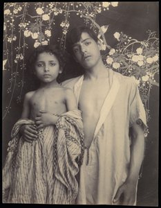 Rapaz e rapariga sicilianos diante de um tecido floral de Baron Wilhelm von Gloeden