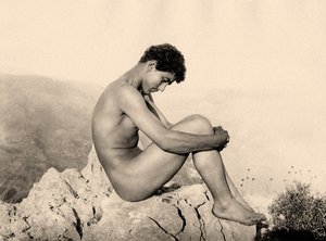 Estudo de um nu masculino em uma rocha, Taormina, Sicília, c.1900 (foto sépia) de Baron Wilhelm von Gloeden