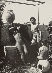 [Três rapazes num jardim] de Baron Wilhelm von Gloeden