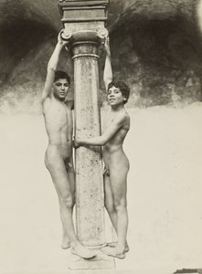 [Dois rapazes agarrados a uma coluna] de Baron Wilhelm von Gloeden