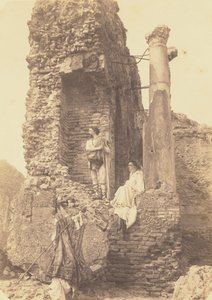 Dois homens trajados junto a ruínas de Baron Wilhelm von Gloeden