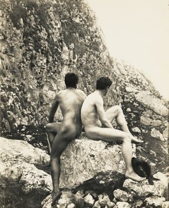 [Dois jovens masculinos nus numa rocha]. de Baron Wilhelm von Gloeden