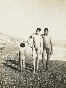 Dois jovens e um rapaz na praia de Baron Wilhelm von Gloeden