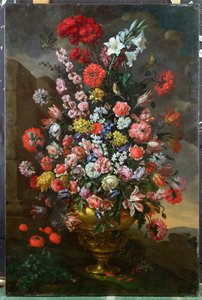 Lírios, tulipas, cravos, peônias, convólvulos e outras flores em uma urna de bronze com pássaros, uma tartaruga e borboletas em uma paisagem, 1718 de Bartolomeo Bimbi