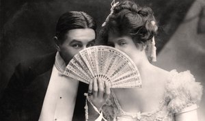 Billie Burke e Farren Soutar em uma cena de The Belle of Mayfair, início do século XX. de Bassano Studio