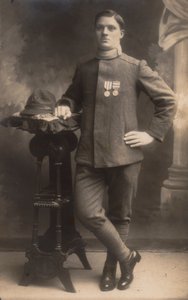 Álbum "The GM R. Army (World War I)": Soldado de Infantaria em uniforme do país (foto a p/b) de Battelli Battelli