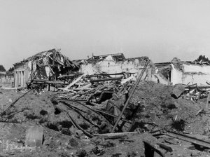 Os bombardeamentos de Sermide: edifícios danificados durante a segunda guerra mundial de Bayard and Bertall
