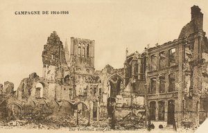 Hotel de Ville após o bombardeio, Ypres, 1915 de Belgian Photographer
