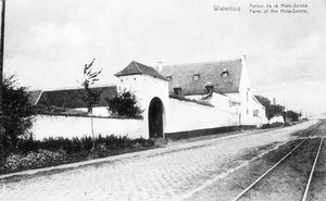 A fazenda de La Haye-Sainte, na estrada de Charleroi para Bruxelas e um importante local estratégico para Wellington durante a batalha de Waterloo, cartão comemorativo c.1912 (photolitho)